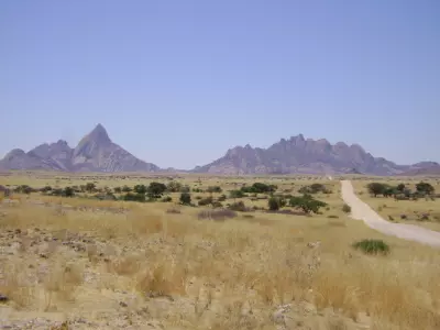 Widok na Spitzkoppe i góry Erongo
